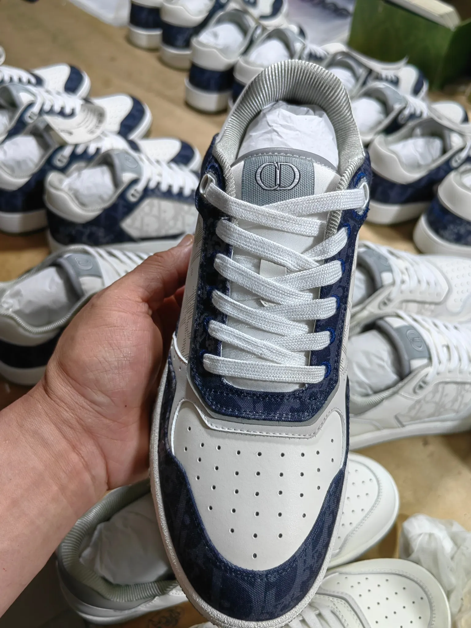 👟👟Ex-factory price 560👟👟 Men's size +10 Dior B27 series ✨2024 upgraded version purchasing agent grade ✨Super🔥sports shoes👫couple shoes. The high version 1:1 adopts oil edge lasting technology, the fabric is imported first-layer cowhide + high-tech fabric, and the inner cowhide + customized lining. TPU original engraved outsole. More than 30 colors of high-soled boots are available. Size: 35-42 for women and 38-46 for men. Bosses are welcome to compare...